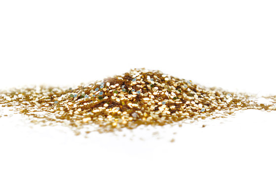 petit tas de paillettes dor&eacute;es sur fond blanc 