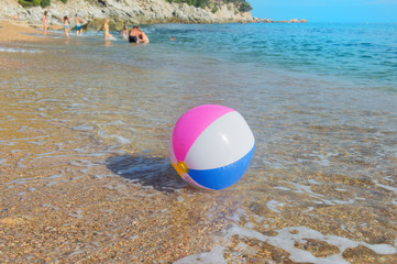 Obraz premium Beach ball in sea