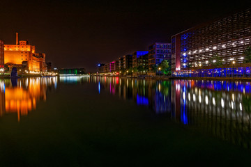 Obraz na płótnie Canvas Duisburg Innenhafen bei Nacht