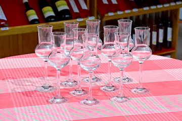 Schnapsgläser auf einem karierten Tischtuch