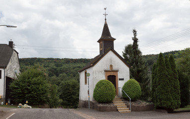Fototapeta na wymiar Kirche in Niederlöstern