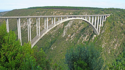 Die Bloukrans Bridge ist die höchste Brücke Afrikas, Straßenbrücke mit einer Bungee Jumping Plattform, Landschaft an der Garden Route in Südafrika/Bogenbrücke an der Garden Route