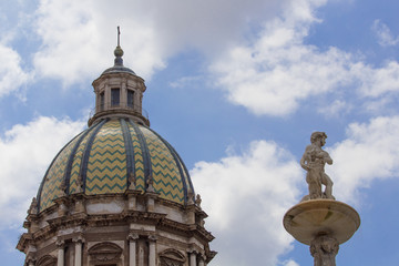 Fototapeta na wymiar Palermo - Fontana Piazza Pretoria e Cupola della chiesa San Giuseppe dei Teatini