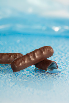Erfrischende Schokoladensticks auf Eis