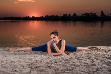 Fototapeta na wymiar yoga at sunset on the beach.