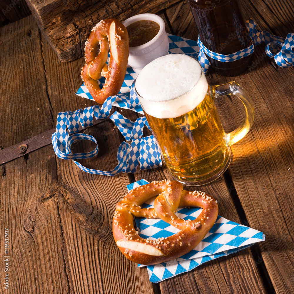 Wall mural oktoberfest pretzel and beer