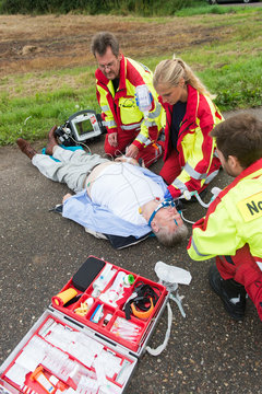 Rettungsdienst und Notarzt versorgen einen schwer kranken Mann