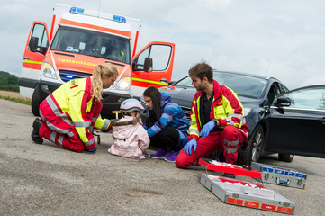 Rettungskräfte versorgen ein Unfallopfer 