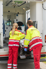 Notfallsanitäter und Rettungswagen