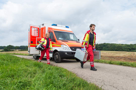 Notfallsanit&auml;ter und Rettungswagen