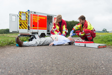 Notfallsanitäter versorgen einen Patienten am Unfallort