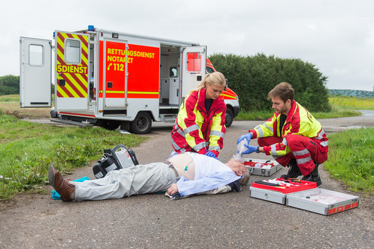 Notfallsanit&auml;ter versorgen einen Patienten 