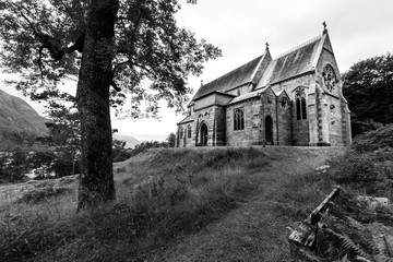 Glenfinnan Church, Highlands, Schottland, schwarz weiß