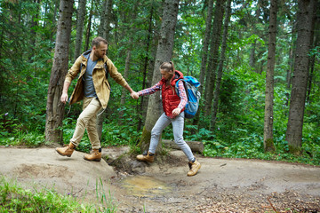 Obraz premium Hikers in the forest