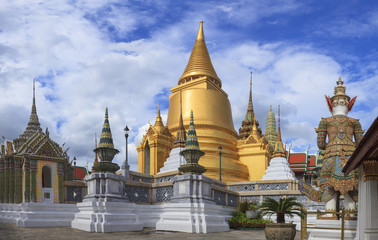 Fototapeta na wymiar golden pagoda in grand palace bangkok thailand
