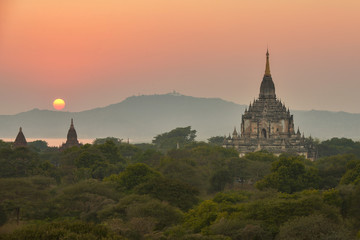 Obraz premium The silhouette Ancient temple on during sunset ,Bagan Mandalay Myanmar