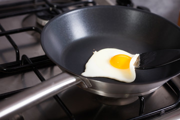 cuisson d'un oeuf au plat