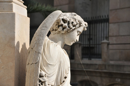 Estatua de m&aacute;rmol en un cementerio de Barcelona