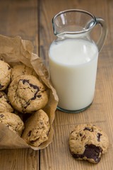 Plätzchen und Milch auf einem alten Holzuntergrund
