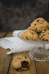 Teller mit Plätzchen auf einem alten Holzuntergrund