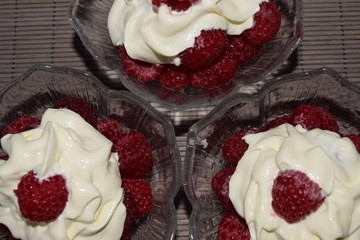 dessert coupes de framboises à la chantilly