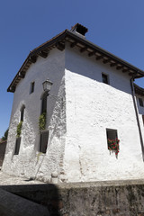 Fototapeta na wymiar Antica casa con gerani, Valvasone