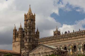 Fototapeta na wymiar Cattedrale di Palermo e Statua di Santa Rosalia
