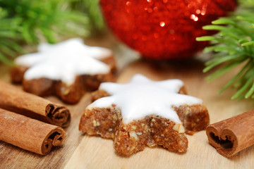 Zimtsterne und Zimtstangen als Plätzchen, Gebäck oder Kekse zu Weihnachten 