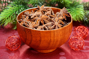 Schüssel mit Sternanis als Dekoration zu Weihnachten © Dan Race