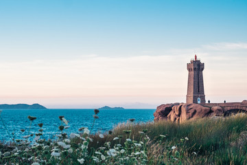 Fototapeta na wymiar Leuchtturm/Granitküste mit Leuchtturm in der Sonne