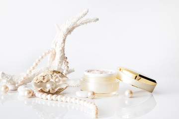 Nameless cosmetic container and pearl in shell decorated with pe
