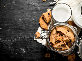 Oatmeal cookies with fresh milk.