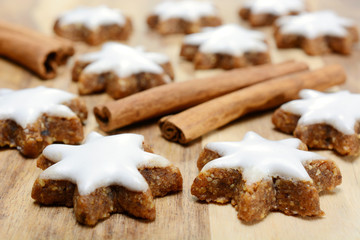 Zimtsterne als Plätzchen, Gebäck oder Kekse zu Weihnachten