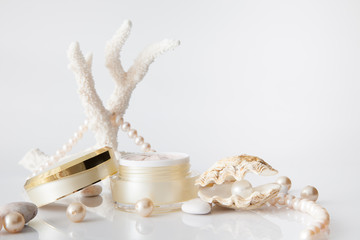 Nameless cosmetic container and pearl in shell decorated with pe