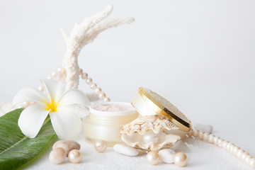 Nameless cosmetic container and pearl in shell decorated with pe