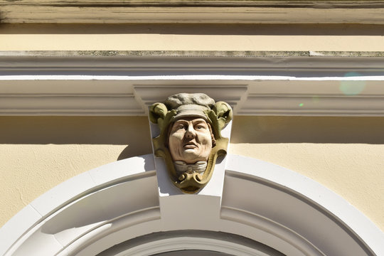 Fig&uuml;rlicher Scheitelstein