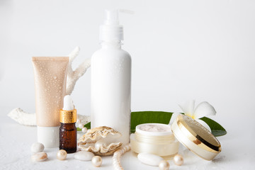 Nameless cosmetic container and pearl in shell decorated with pe