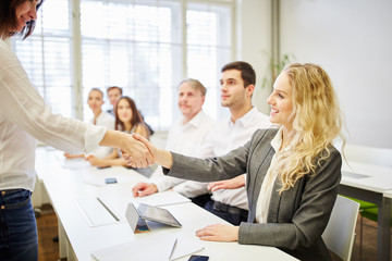 Geschäftsfrau und Redner beim Hände schütteln