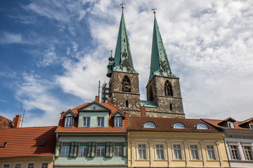 Fototapeta premium Hausfassaden und Kirchturm im Harz