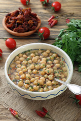 ceci bolliti con peperoncino ed erbe aromatiche