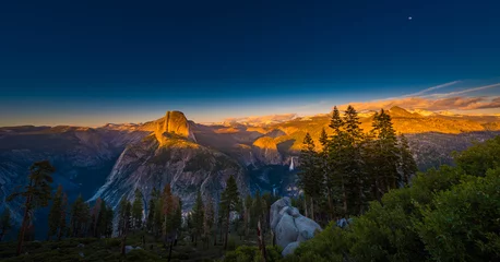 Rolgordijnen zonder boren Half Dome National Park Yosemite Half Dome lit by Sunset Light Glacier Poi