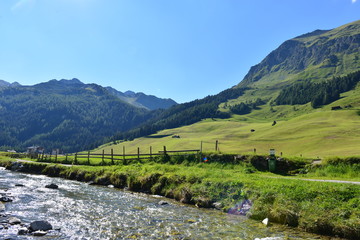 Fototapeta na wymiar Tuxbach im Tuxertal Tirol-Österreich