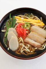 沖縄伝統の三枚肉そば