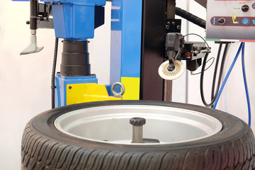 The image of a wheel on a tire machine