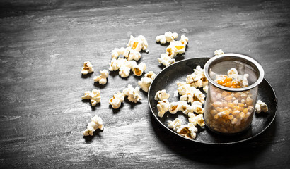 The popcorn with corn in dish.