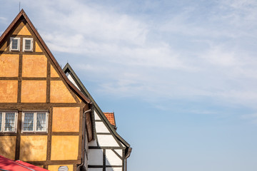 Naklejka premium Fachwerkhaus Fassade vor blauem Himmel