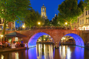 Obraz premium Dom Tower i kanał w nocy kolorowe iluminacje w niebieskiej godzinie, Utrecht, Holandia