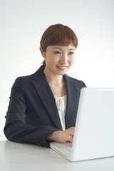 パソコンで作業するビジネスウーマン