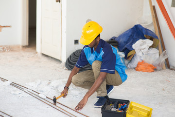 Fototapeta premium indyjski męski wykonawca na miejscu za pomocą młotka