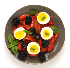 Eggs peppers blackberries basil Trứng ớt blackberries húng quế Uova peperonata more basilico Huevos pimientos moras albahaca Eier paprika brombeeren basilikum Sommerküche Cucina estiva